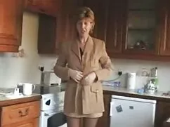 Un hombre sujeta a u ...