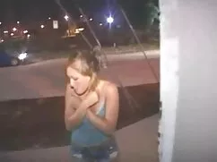 Chica tetona en medi ...