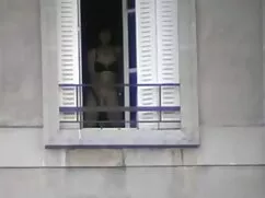 El chico abraza a su ...