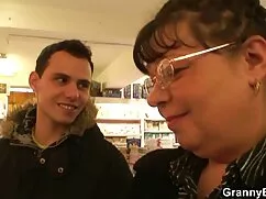 Dama con cabello ros ...
