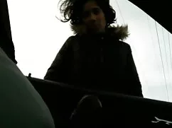 Mujer blanca le fríe ...