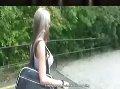 Una chica en bragas  ...