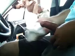 Chica delgada de pie ...