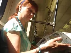 Un tipo mira a un en ...